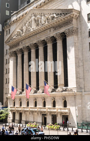 Facciata del New York Stock Exchange di Lower Manhattan, New York, Stati Uniti d'America Foto Stock