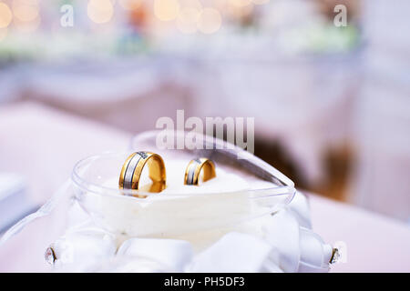 Due anelli di nozze nel cuore di vetro Foto Stock