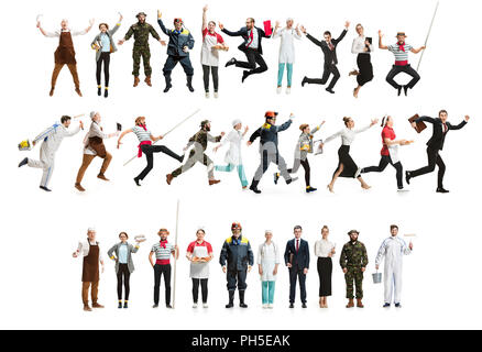 Collage di diverse professioni. Un gruppo di uomini e donne in uniforme in funzione presso lo studio isolato su bianco. A lunghezza piena di persone con diverse professioni. Aziendali, concetto professionale Foto Stock