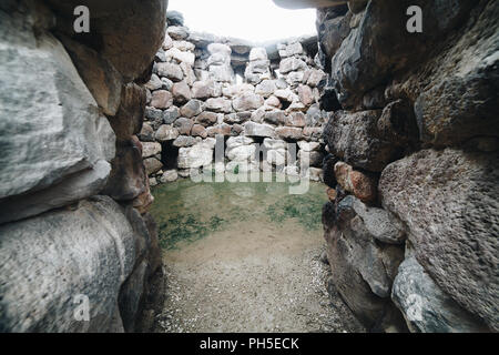 Ingresso del nuraghe Su Nuraxi di Barumini, Sardegna, Italia. Vista archeologico complesso nuragico. Foto Stock