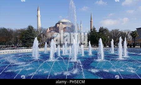 Fontana e Sultan Hamet moschea o la Moschea Blu ad Istanbul in Turchia. Foto Stock