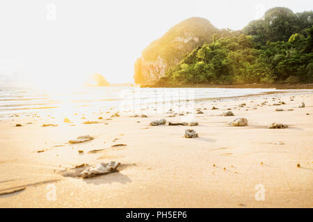 Tramonto al Farang spiaggia con luce arancione in collina in Koh Mook, Thailandia, Asia Foto Stock