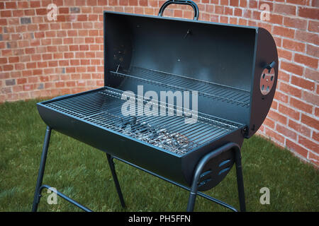 Nero grande botte grill nel giardino. Foto Stock