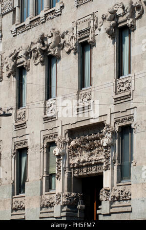 L'Italia, Lombardia, Milano, Corso Venezia, Palazzo Castiglioni palazzo da Giuseppe Sommaruga, facciata in dettaglio Foto Stock