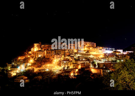 Panoramica vista notturna della città di Pisciotta situato nel Parco Nazionale del Cilento. Regione Campania.italia Foto Stock