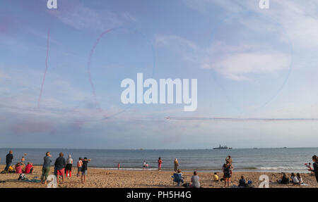 Le frecce rosse scrivere 100 nel cielo per il centenario della RAF che svolgono durante il primo giorno di questo anno di Bournemouth Air Festival. Foto Stock