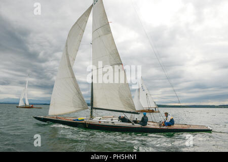 Barche a vela per partecipare a una gara sul Lago di Starnberg, Alta Baviera Foto Stock