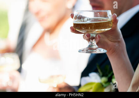 Bere Champagne in wedding Foto Stock