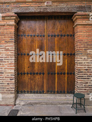 Tradizionale era coloniale porta nelle strade di Bogotà, Columbia Foto Stock