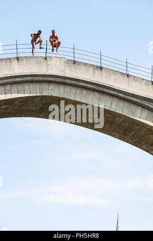 Mostar: divers prima di saltare dal Stari Most, il ponte da cui la gara di cali di fiume Neretva è stato tenuto per più di 450 anni Foto Stock