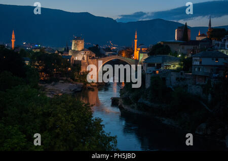 Mostar Bosnia: la notte skyline del Stari Most (Ponte Vecchio), cinquecentesco Ponte Ottomano, simbolo della città di Mostar, distrutto nel 1993 Foto Stock