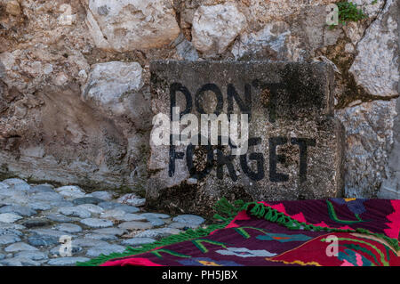 Mostar: a non dimenticare la pietra vicino a Stari Most (Old Bridge) per ricordare di non dimenticare la guerra Croat-Bosniak che in 1993 ha preso per la distruzione della città Foto Stock