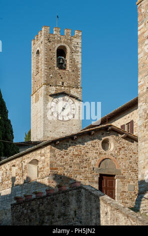 La torre dell'orologio della storica abbazia di San Michele Arcangelo Passignano nel comune di Tavarnelle Val di Pesa, in provincia di Firenze, Italia Foto Stock