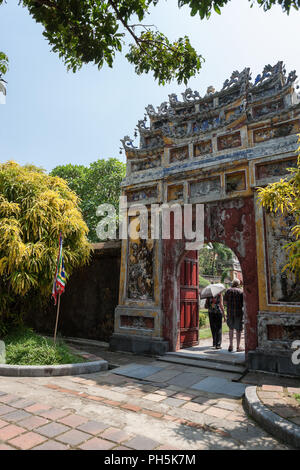 Ingresso di gate a Tien appeso Mieu Temple, Città Imperiale, Tonalità Viet Nam Foto Stock