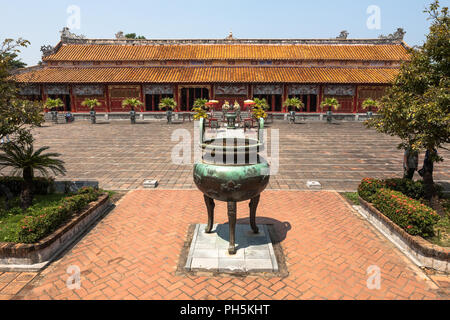 Cortile tra Hiển Lâm Các e Thế Miếu templi, con un Nguyễn dynastic urna in primo piano, la città imperiale, Tonalità Viet Nam Foto Stock