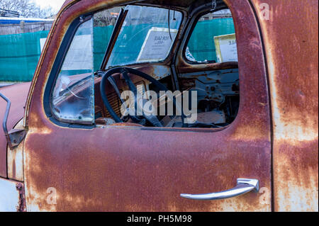 1948/9 Studebaker raccoglitore che necessita di ripristino ed è in un arrugginito, stato pietoso. Foto Stock