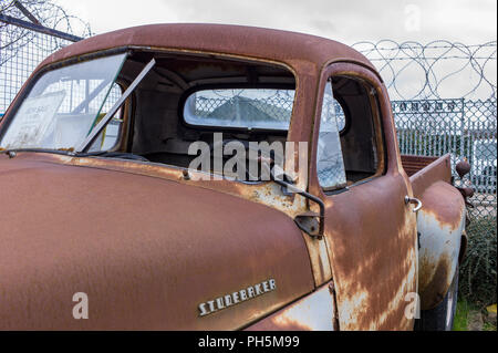 1948/9 Studebaker raccoglitore che necessita di ripristino ed è in un arrugginito, stato pietoso. Foto Stock