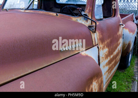 1948/9 Studebaker raccoglitore che necessita di ripristino ed è in un arrugginito, stato pietoso. Foto Stock