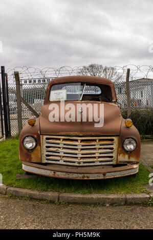 1948/9 Studebaker raccoglitore che necessita di ripristino ed è in un arrugginito, stato pietoso. Foto Stock