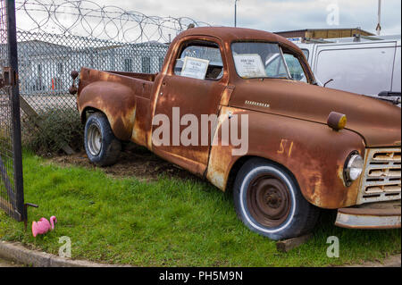 1948/9 Studebaker raccoglitore che necessita di ripristino ed è in un arrugginito, stato pietoso. Foto Stock