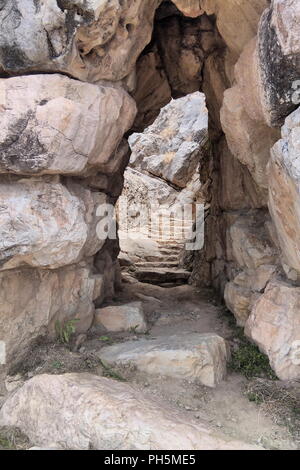 Grecia, Peloponneso, l'antica cittadella di Tirni. Un insieme di scavi di una fortezza micenea – palazzo. Foto Stock