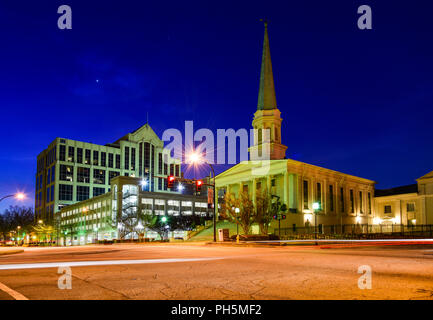 Centro cittadino di Greenville nella Carolina del Sud SC di notte. Foto Stock