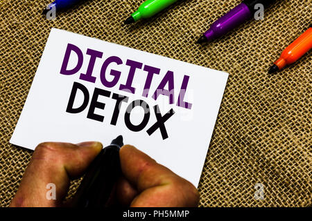 La scrittura della nota mostra Digital Detox. Business photo presentazione libera di dispositivi elettronici scollegare per ricollegare scollegato dalla fonte di alimentazione man mano che tiene il marcatore whi Foto Stock