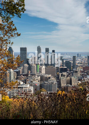 Una vista della città di Montreal da un belvedere mont Mont-Royal park Foto Stock