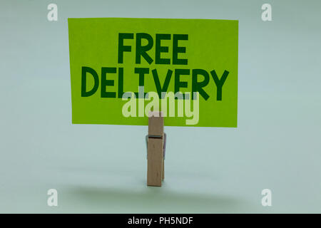 Conceptual la scrittura a mano che mostra la consegna gratuita. Business photo la presentazione del pacchetto di spedizione Corriere Cargo Distribution Center Fragile Clothespin holding Foto Stock