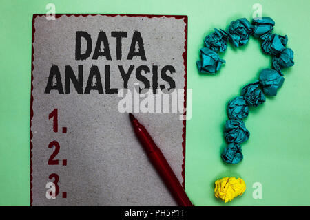 Testo della scrittura la scrittura dei dati di analisi. Concetto significato tradurre i numeri a conclusione analitiche di previsione carta Grigio Raggrinzato marcatore paper formi Foto Stock