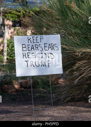 Tenere orecchie orsi, rescindere Trump segno, Bluff, Utah. Foto Stock