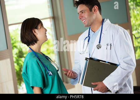 Il team di diversi fornitori di servizi sanitari. Foto Stock