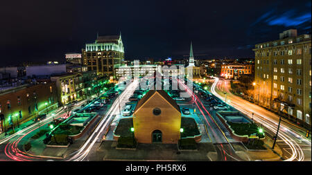 Lunga esposizione della downtown Greenville, South Carolina, Stati Uniti d'America skyline notturno. Foto Stock