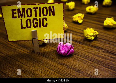 La scrittura della nota mostra emozione logica. Business photo presentazione di cuore o cervello anima o Intelligence confusione pari equilibrio Clothespin holding giallo pa Foto Stock