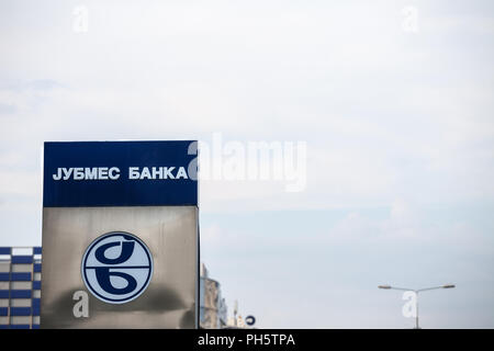 Belgrado, Serbia - Agosto 21, 2018: Jubmes Banka logo sul loro ufficio principale a Belgrado. Jubmes banka è una banca serbo, fornendo commerciali e inves Foto Stock