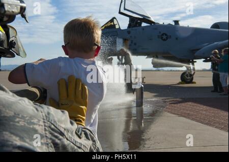 Stati Uniti Air Force Col. Scott C. Campbell è spruzzato da suo figlio Brodie dopo il suo volo fini a Davis-Monthan Air Force Base, Ariz., 27 giugno 2018. Campbell diventerà il vice comandante dei cadetti a U.S. Air Force Academy Colorado Springs, Colo. Foto Stock