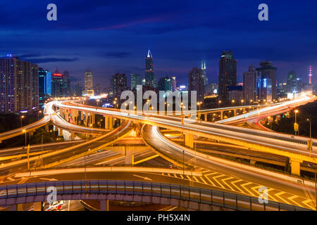 Shanghai strada sopraelevata di giunzione e cavalcavia di interscambio di notte a Shanghai in Cina Foto Stock