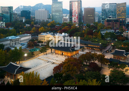 Vista notturna di Palazzo Deoksugung e Seoul città nella stagione autunnale a Seul, in Corea del Sud. Foto Stock