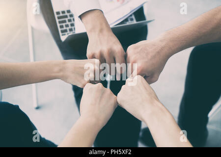 Partenariato per mano del team di business dando Fist Bump dopo completa trattativa progetto aziendale Foto Stock