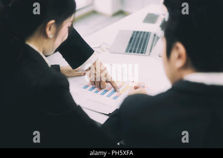 Startup business persone incontro di gruppo i giovani creativi i colleghi di lavoro in team e a discutere di un nuovo progetto di piano in ufficio, imprenditori, brainstorming, Foto Stock