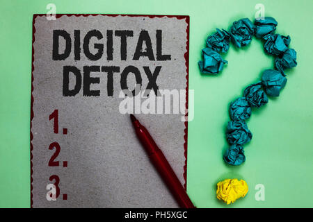 La grafia la scrittura di testo Digital Detox. Concetto significato privo di dispositivi elettronici scollegare per ricollegare scollegato grigio marcatore di carta accartocciata papers Foto Stock