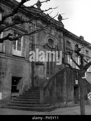 FACHADA DEL EDIFICIO ARCHIVO O LICEO CONSTRUIDO EN EL SIGLO XVIII - NEOCLASICISMO GALLEGO - attuale SEDE DEL AYUNTAMIENTO - B/N - años 50. Location: Edificio ARCHIVO O LICEO, CORUÑA, Spagna. Foto Stock