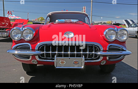 CONCORD, NC - Aprile 8, 2017: UN 1958 Chevy Corvette automobile sul display in Pennzoil AutoFair classic car show tenutosi a Charlotte Motor Speedway. Foto Stock