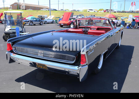 CONCORD, NC - Aprile 8, 2017: 1961 Lincoln Continental automobile sul display in Pennzoil AutoFair classic car show tenutosi a Charlotte Motor Speedway. Foto Stock