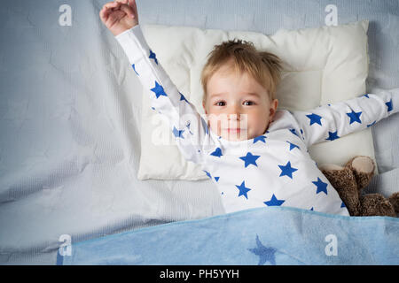 Tre anni bambino che dorme nel letto Foto Stock