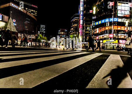 Tokyo, Giappone - 14 Gennaio 2010: pedoni che attraversano la strada nel cuore del quartiere di Ginza a Tokyo. Ginza attraversando la notte. Moto sfocata. Foto Stock