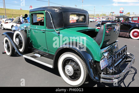 CONCORD, NC - Aprile 8, 2017: UN 1930 Buick automobile sul display in Pennzoil AutoFair classic car show tenutosi a Charlotte Motor Speedway. Foto Stock