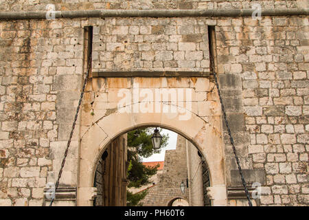 Massicce porte di pietra per la storica Città Vecchia di Dubrovnik, Croazia Foto Stock