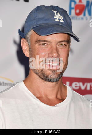 LOS ANGELES, CA - 23 agosto: Josh Duhamel arriva alla sesta annuale da ping pong4Fine presso il Dodger Stadium il 23 agosto 2018 a Los Angeles, California. Foto Stock