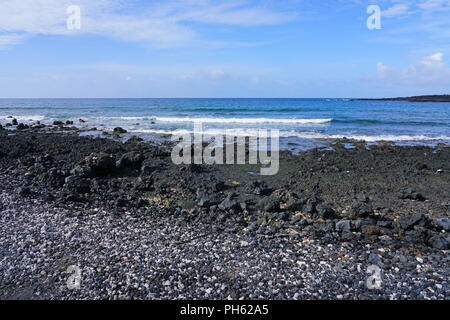 Vista di nera lava rock e blu oceano all'Ahihi-Kinau Area Naturale riserva, sulla sponda occidentale di Maui Sud di Wailea e Makena, Hawaii Foto Stock